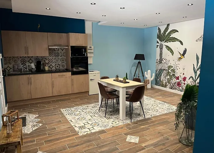 Avec  La Tropicale Hébergement de vacances *